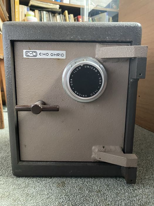 Метален сейф с шифър