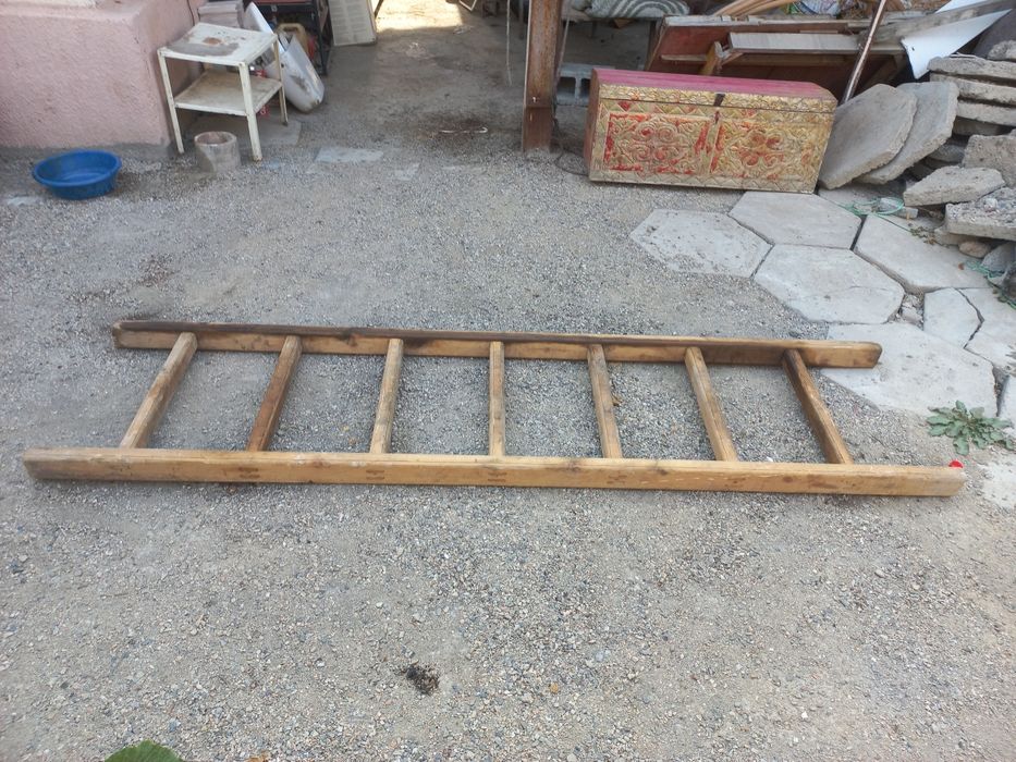 Лестница деревянная