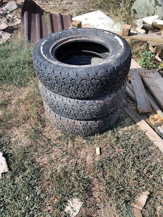 3бр гуми 225 75 16 джип all terrain

София възможност за лично предаване.