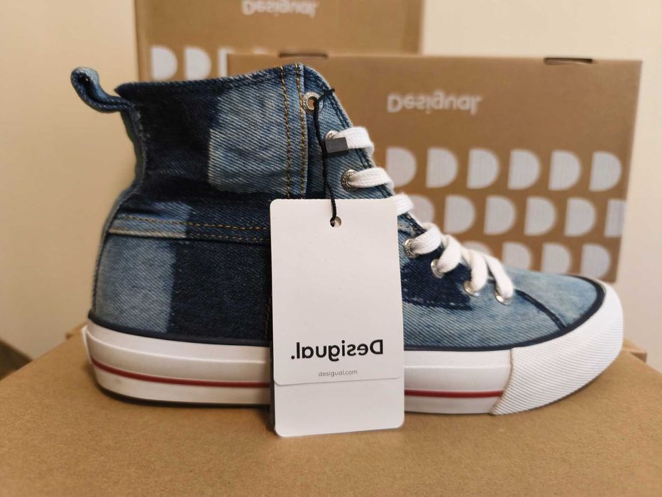 Desigual кецове.