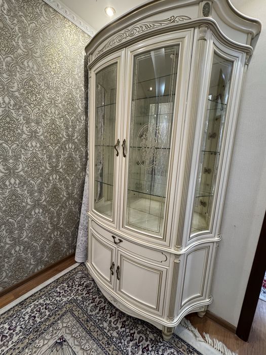 стол стулья и сервант для гостиной