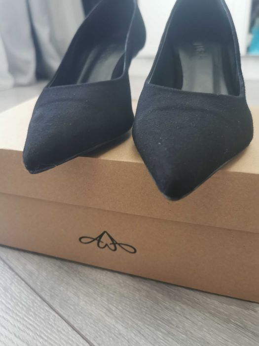 Pantofi negri din piele întoarsă naturala