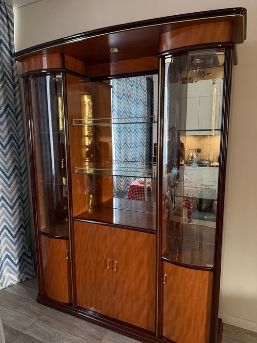 Продам сервант для посуды