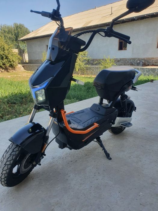 Nomi; skuter demansh