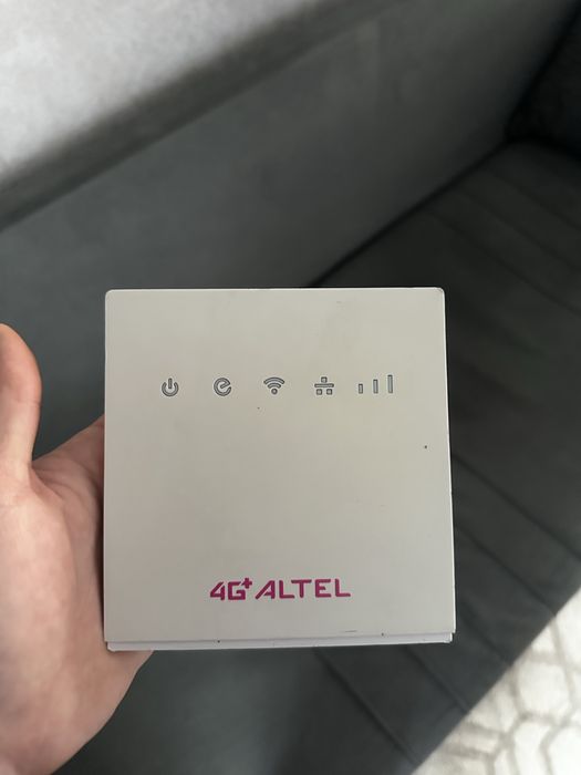 Роутер Altel с коробкой с проводами