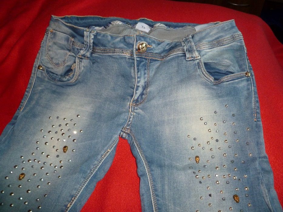 XL страхотни дънки с капси и черепи