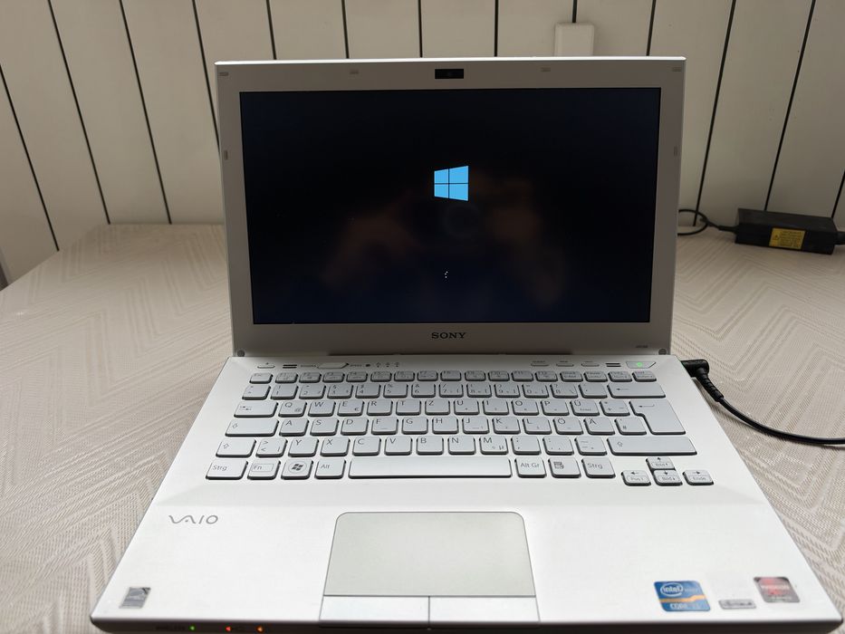 Лаптоп Sony VAIO – Intel Core i3, 6GB RAM, AMD Radeon HD 7400M