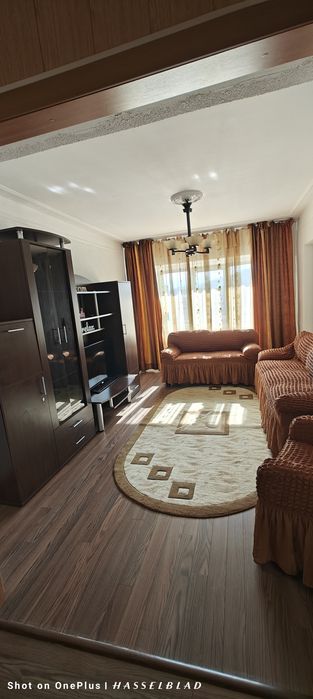 Închiriez apartament cu 4 camere decomandat în Nicolina la bulevard.