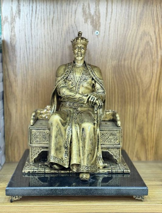 Статуэтка изображает Амира Тимура из оникс  бронза


+5
Статуэтка изоб