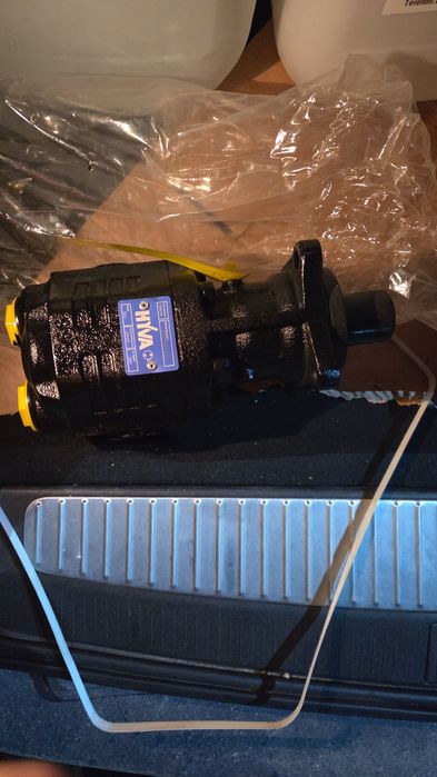 Vând pompa basculare nouă  HYVA