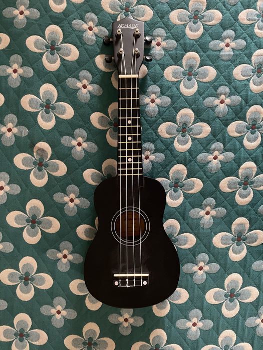 Продам уколеле за 10 тыщ теңге новый