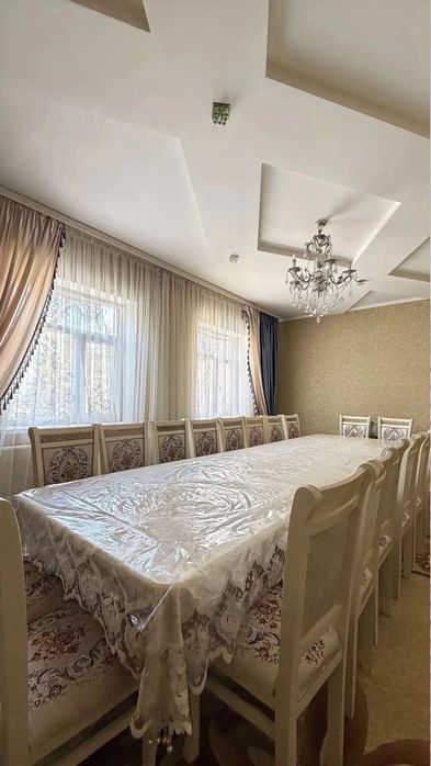 Стол и стулья для зал