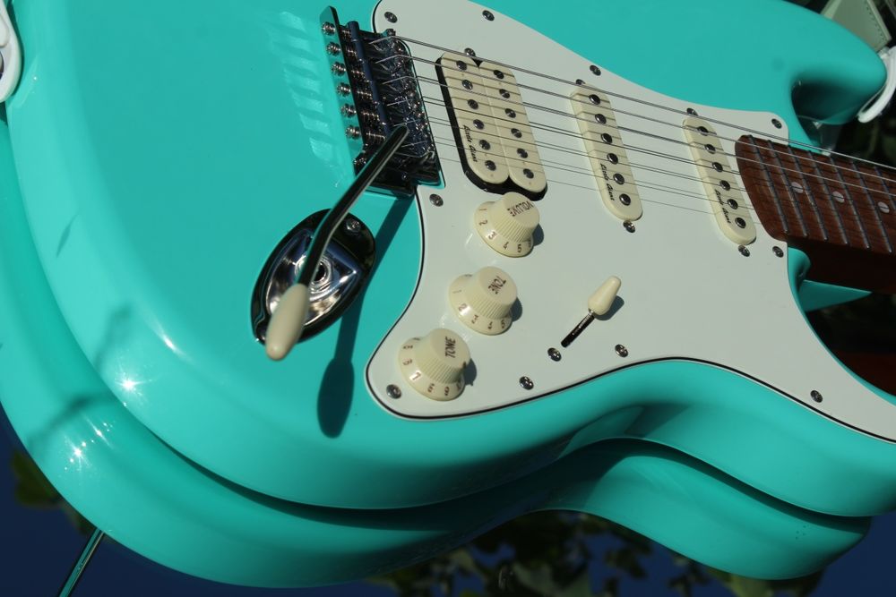 Электрогитара фирмы Saga