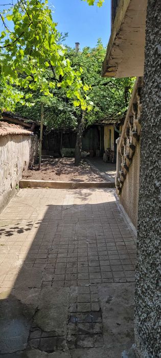 Двуетажна къща с двор