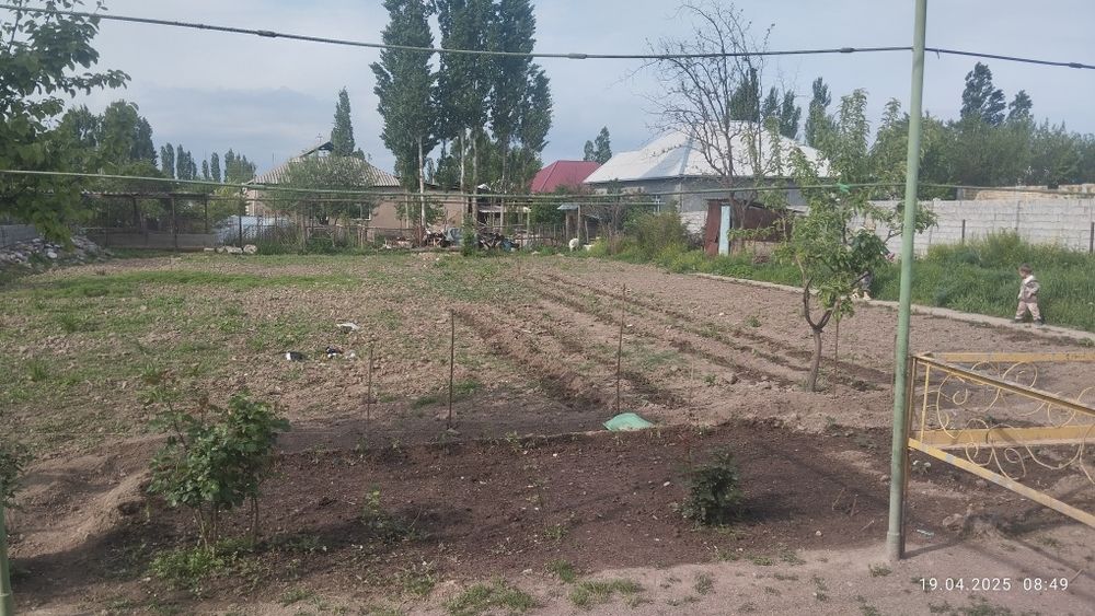 Bóstonliq tumani Yangi ovul mahallasida Charvoq yóli tomonda uy sotila