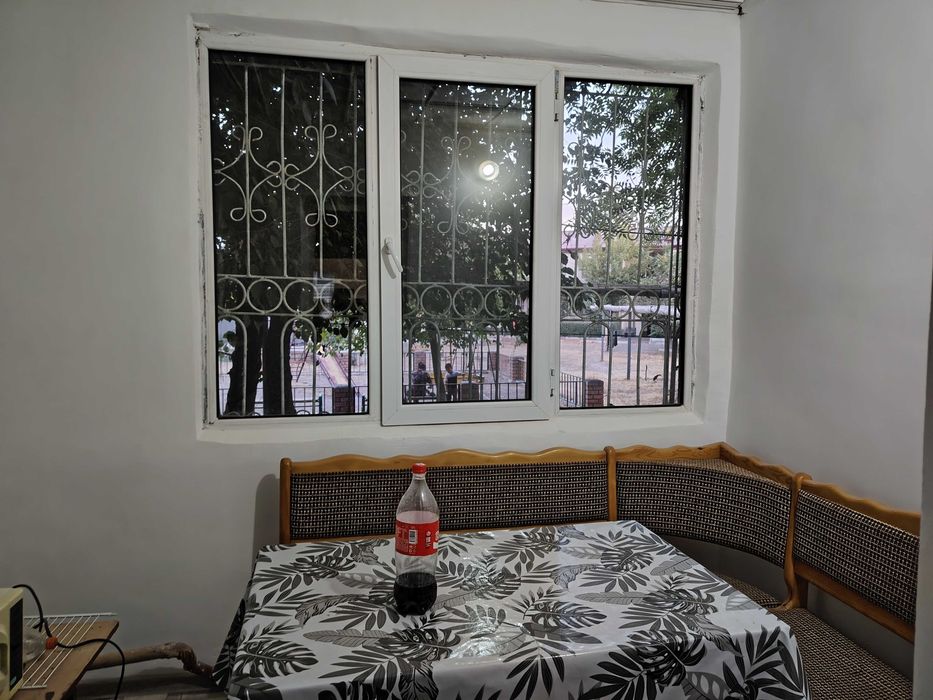 Квартира 2 комнатная, в 2 этажном доме. Первый этаж.