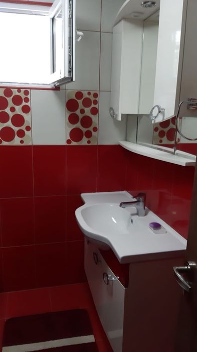 Apartament cu 4 camere de închiriat