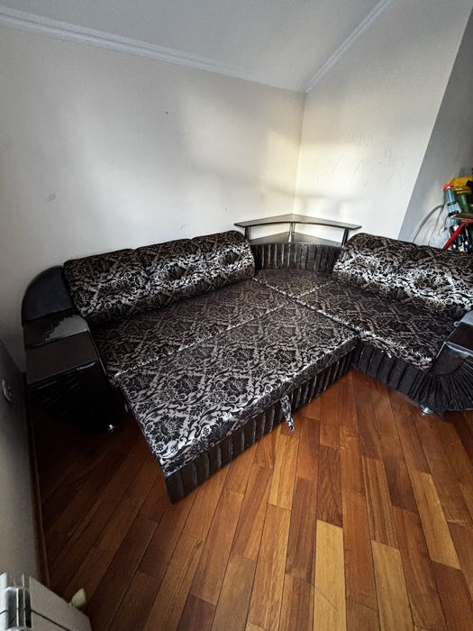 Диван - кровать, с отсеком для хранения одеял