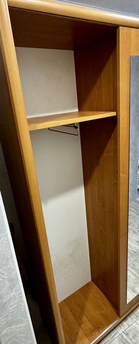 Продам прихожую, комод, шкаф