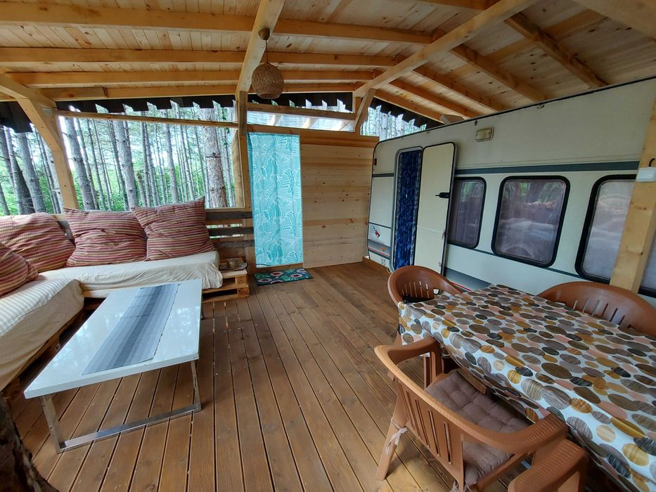 Стационарна Каравана с Веранда на къмпинг "Якото Място"