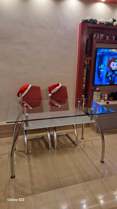 Стъклена трапезарна маса