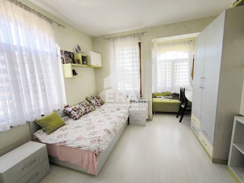 Дава се под наем Тристаен апартамент в Хасково, Център - 110 кв.м за 612 € - Снимка #10