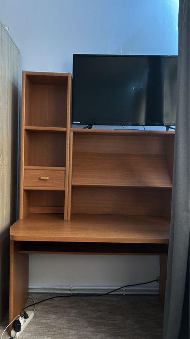 Vând birou cu etajeră cu  led, ideal pentru copii
