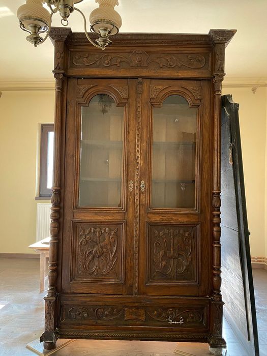 Vitrină veche stil clasic, lemn masiv, sculptată, model deosebit