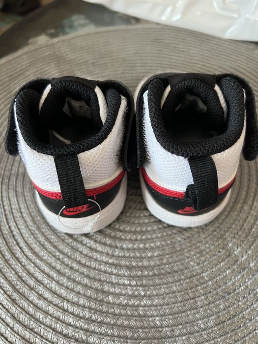 Vând adidasi Nike