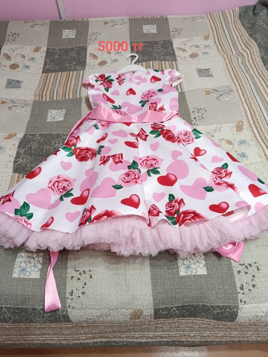 Продам красивые платья  на девочку .