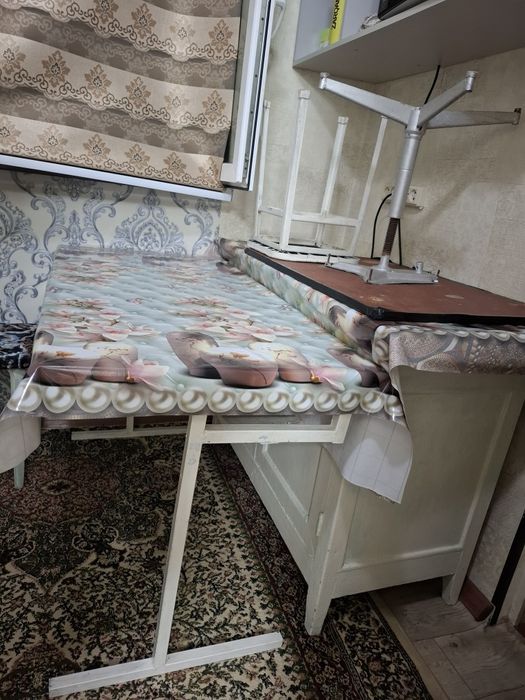 письменные и журнальный столы со стулом