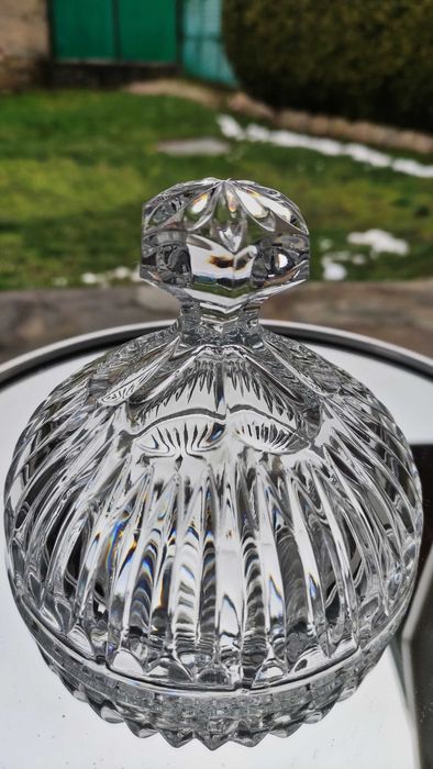 Масивна кристална бонбониера с капак