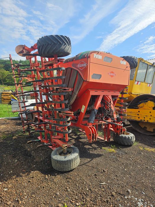 vand/ schimb semanatoare de paioase Kuhn Megant 500