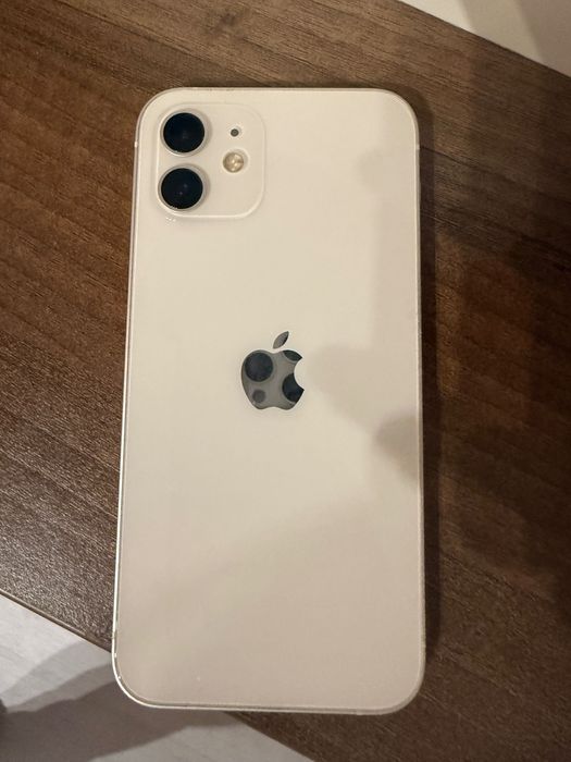 Продавам Apple iPhone 12 – 64GB, много добро състояние