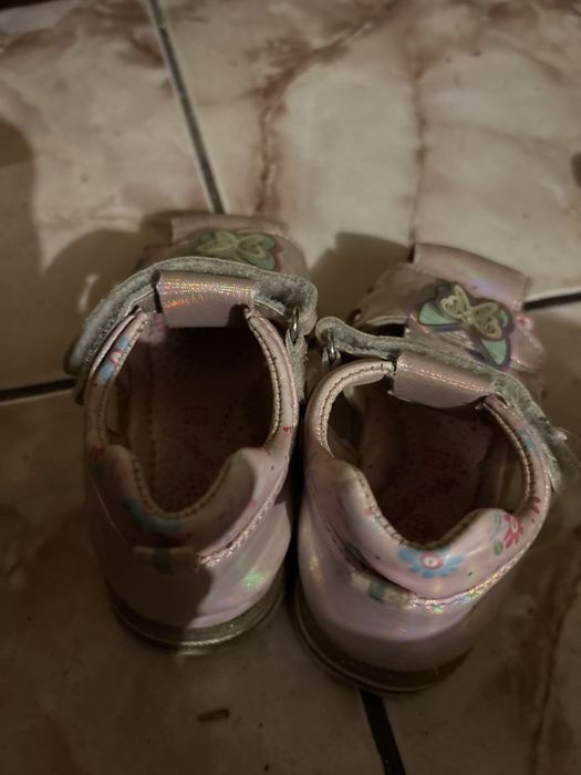 Sandale roz cu fluture fete