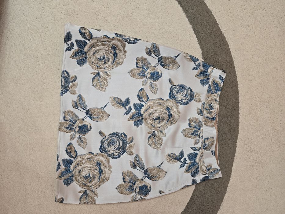 Продавам бутикова поличка