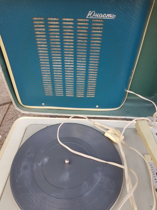 Ретро грамофон Юност