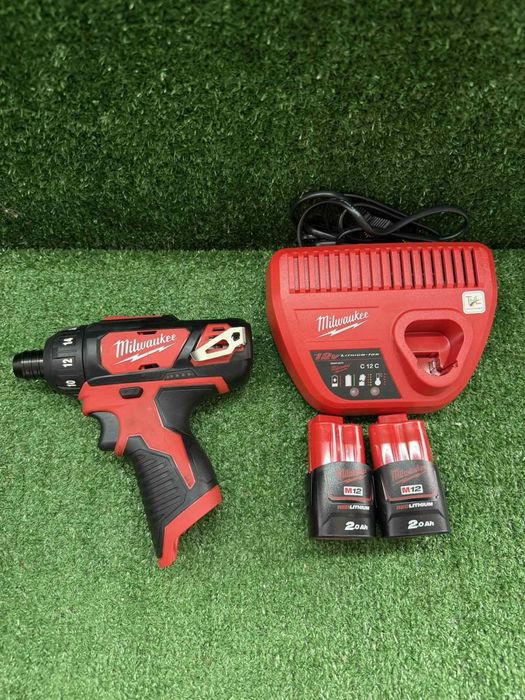 Нов импакт на Milwaukee M12 BD с 2 батерии и зарядно