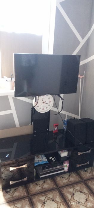 Televizor va podstavka