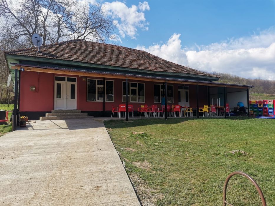 Vând spatiu comercial sau închiriez (magazin alimentar +bar)