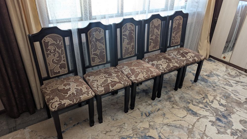 Большой стол со стульями