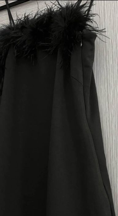 Rochie elegantă neagră cu pene, mărimea M