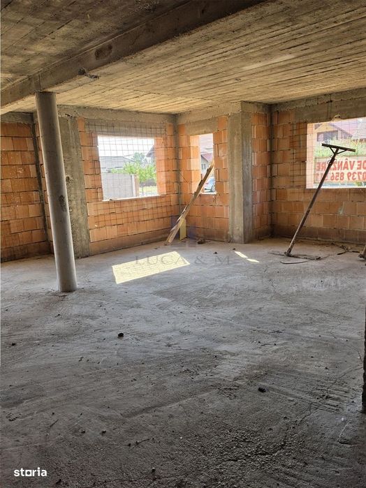 Casa parter si etaj la rosu ,Recas