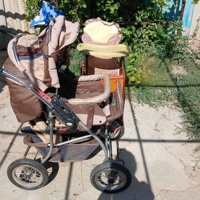Детская коляска и столик