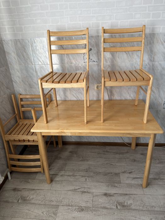 Продается стол со стульями.