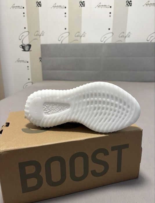 Adidasi Yeezy 350