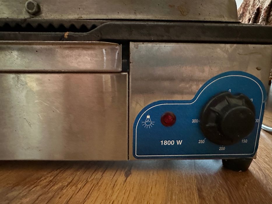 Професионален тостер грил с чугунени нагряващи плочи 220лв.