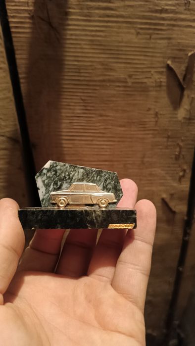 Сувенирная статуэтка автомобиль