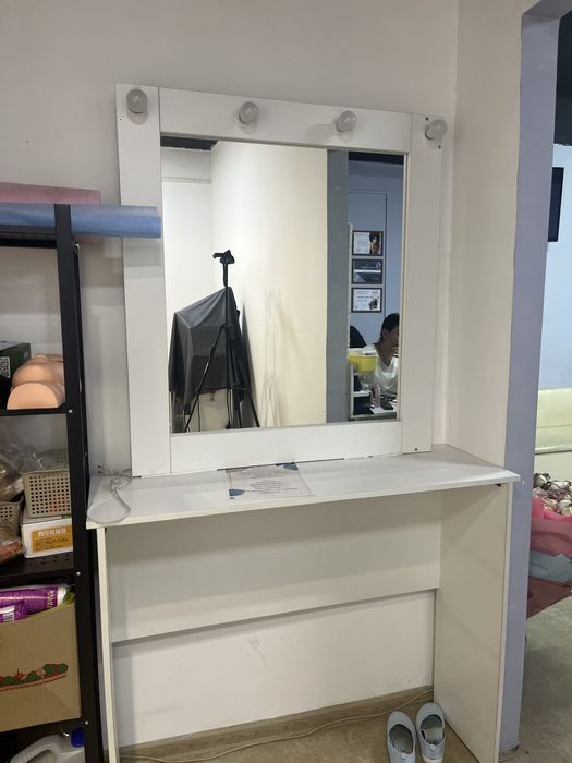 Визажный столик с лампами