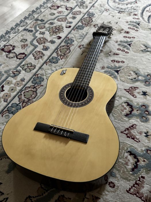 Качественная гитара.